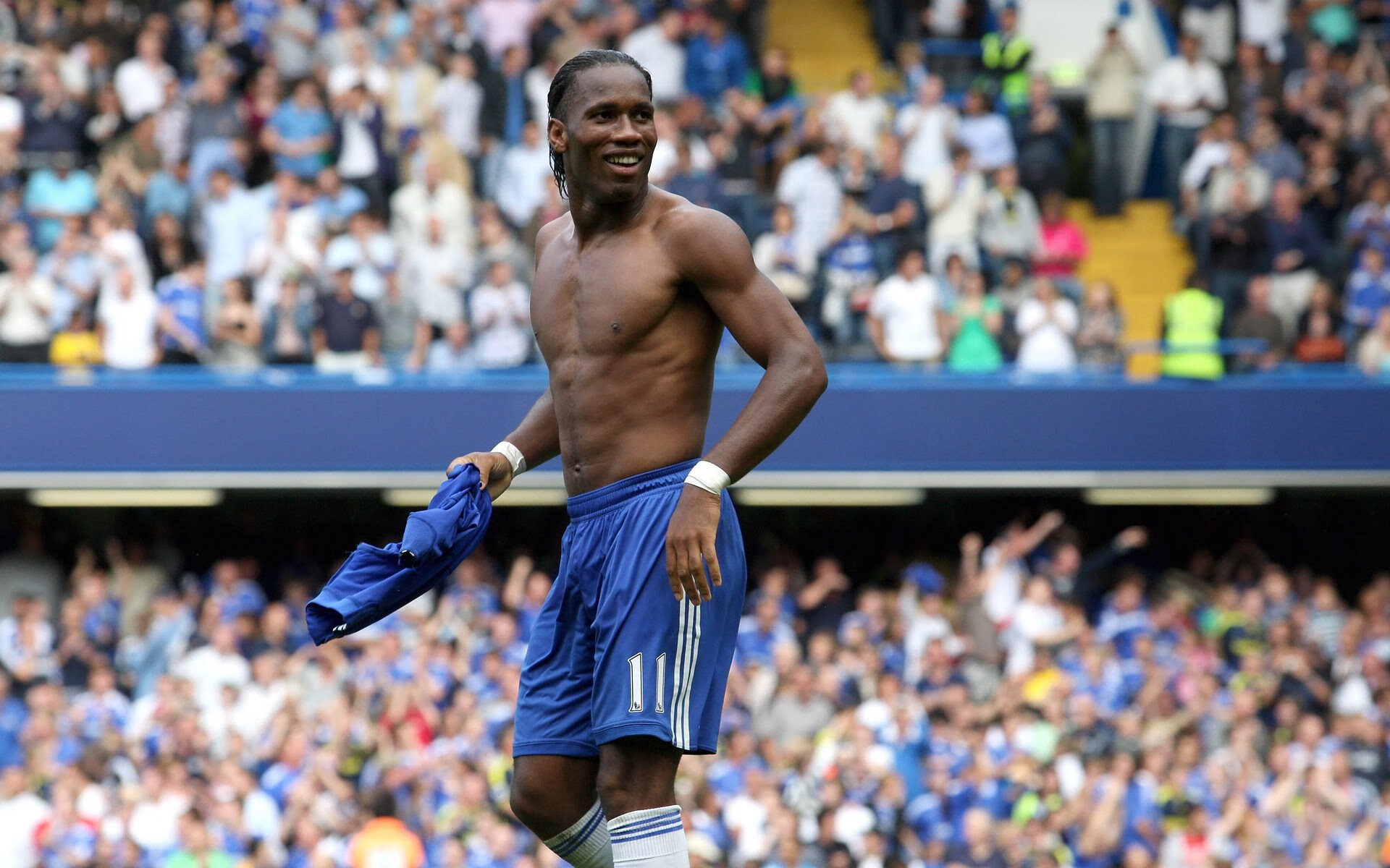 2010年季后赛:雷霆以年轻的阵容奋战,韦斯布鲁克多次“黑马”表现惊艳全场。