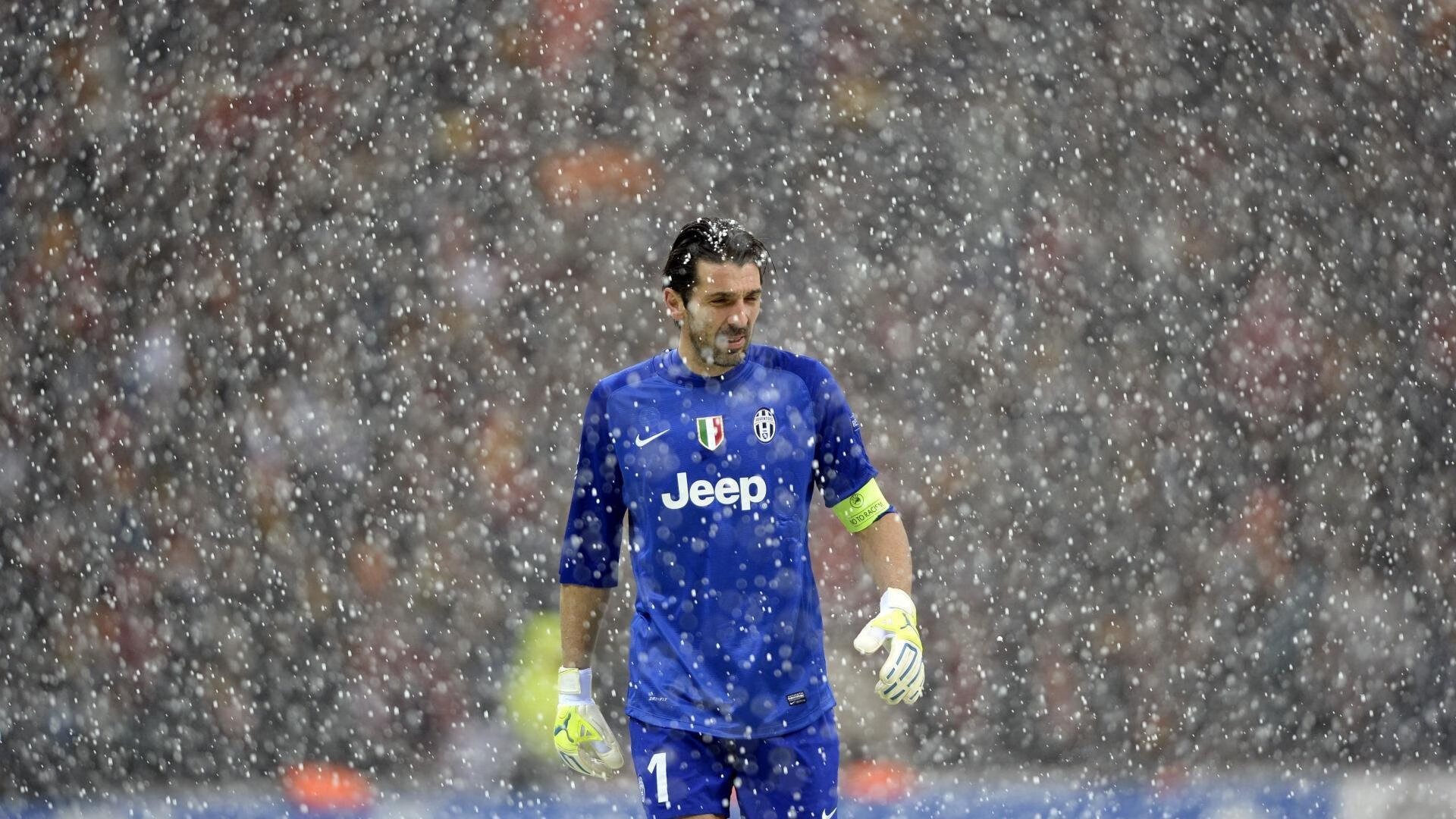 意大利蛙泳力量型选手决赛炸场，意大利泳装